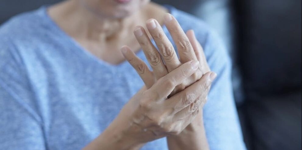 La osteoartritis se manifiesta con espasmos musculares, hinchazón leve y dolor en las articulaciones de los dedos.