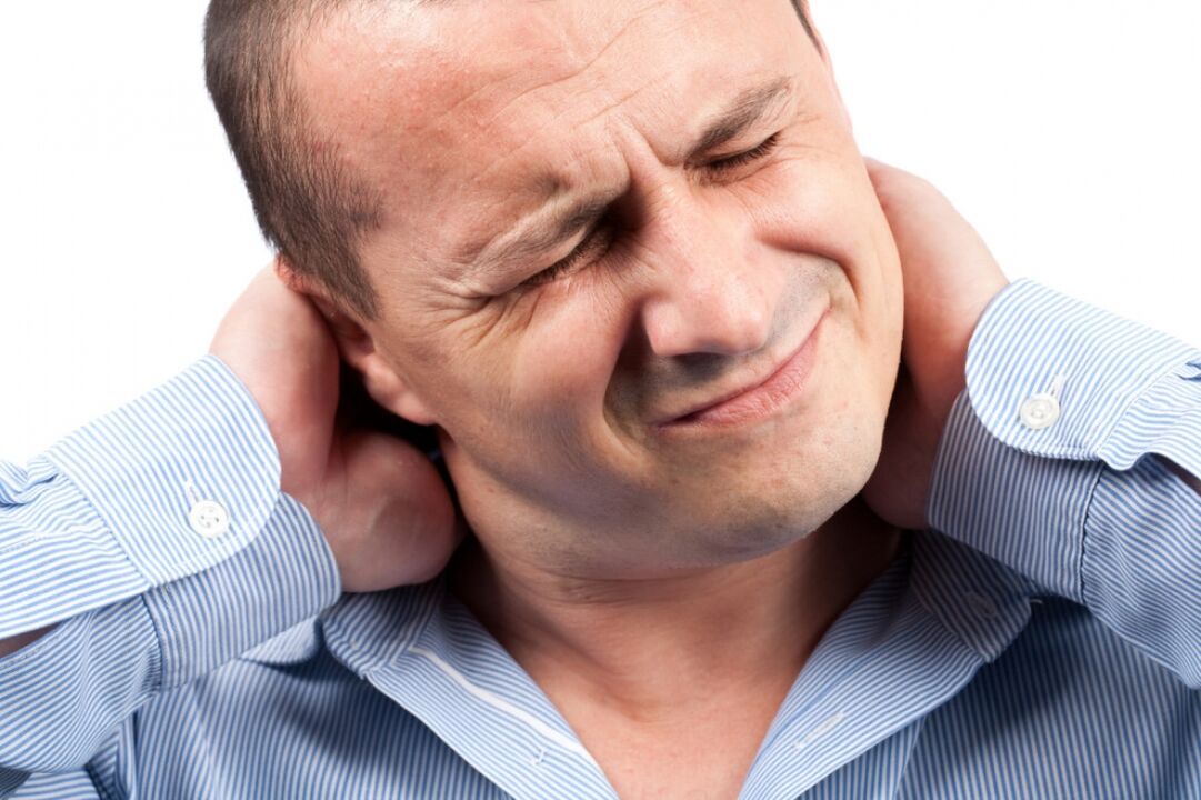 A un hombre le duele el cuello debido a la osteocondrosis.